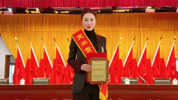 熱烈祝賀集團總經(jīng)理張娟在李滄區(qū)“作風能力提升年”活動中，獲評“突出貢獻個人”榮譽稱號